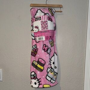 HELLO KITTY DELICIOUS DELIGHTS THROW (FIRM PRICE)